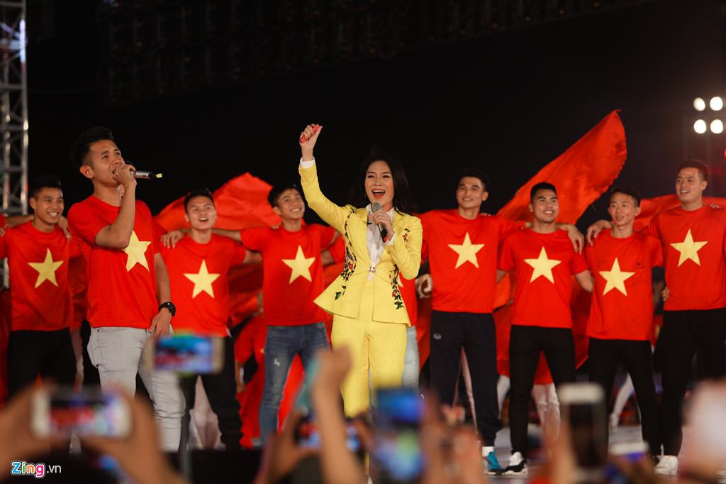 Mỹ Tâm cười tươi khi được Công Phượng tặng son